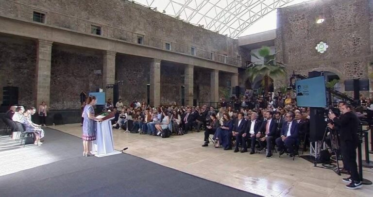 ✊“Primero las y los trabajadores”: Sheinbaum anuncia jornada laboral de 40 horas y aumento salarial para empleados del Estado