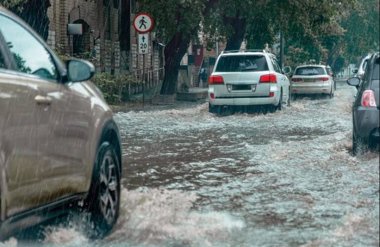 Lluvias intensas elevan hasta 20% los accidentes viales en México; octubre concentra el mayor riesgo, advierte aseguradora