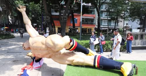 Derriban y vandalizan figuras monumentales del Mundial 2026 durante movilización en Paseo de la Reforma