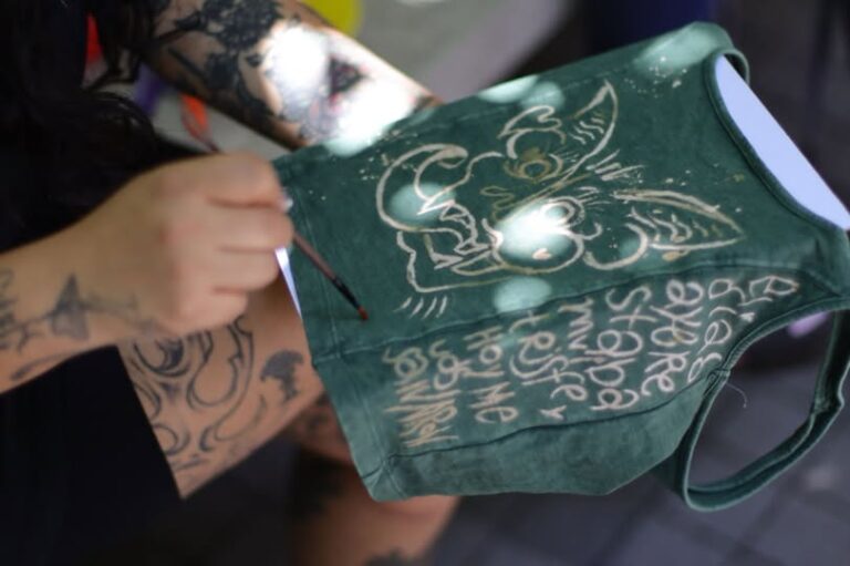 Prendas recicladas cobran nueva vida en un taller que promueve la inclusión y los derechos culturales.