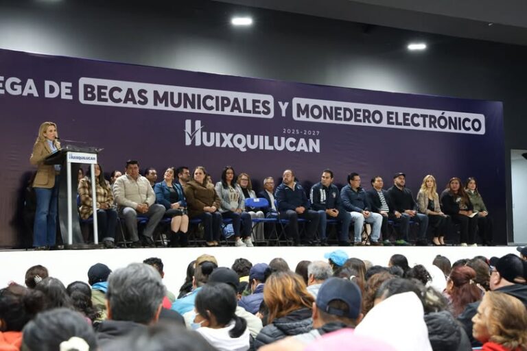 Más de 15 mil estudiantes y familias reciben apoyos económicos en Huixquilucan