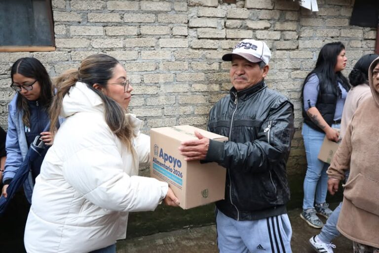 Huixquilucan entrega apoyos a familias afectadas por desbordamiento del río Zacamulpa