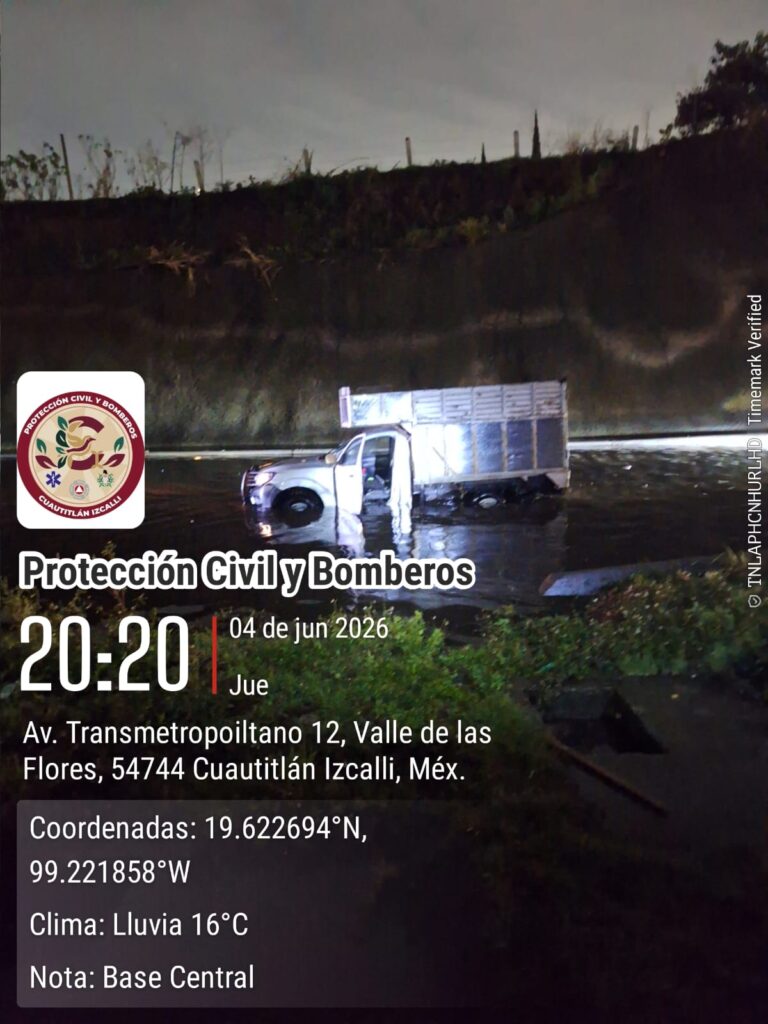Rescatan a conductor atrapado por inundación en el Circuito Exterior Mexiquense