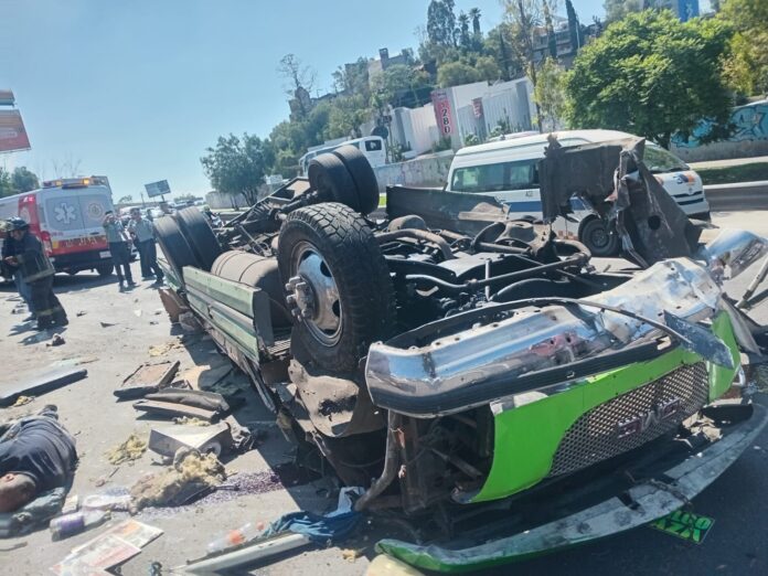Volcadura de unidad de pasajeros deja 13 lesionados en la México-Pachuca, a la altura de El Vigilante