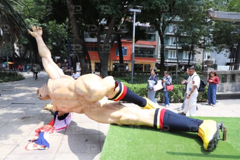 Derriban y vandalizan figuras monumentales del Mundial 2026 durante movilización en Paseo de la Reforma