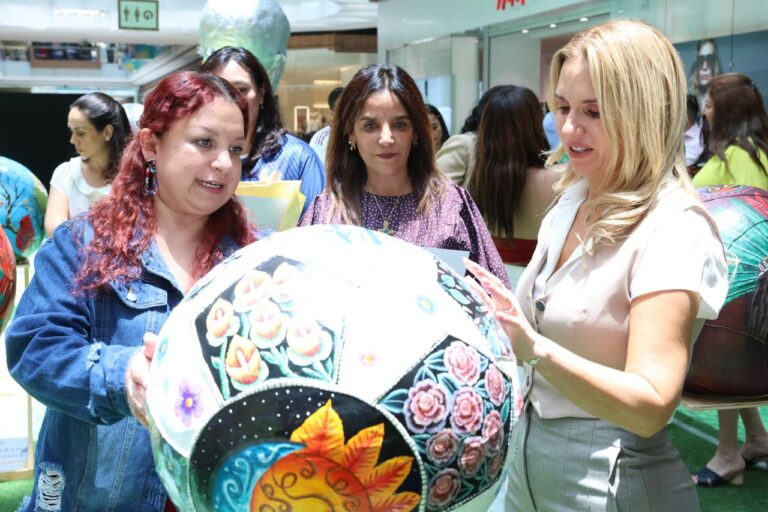 Balones monumentales intervenidos por artistas locales convierten a Huixquilucan en escaparate cultural rumbo al Mundial 2026