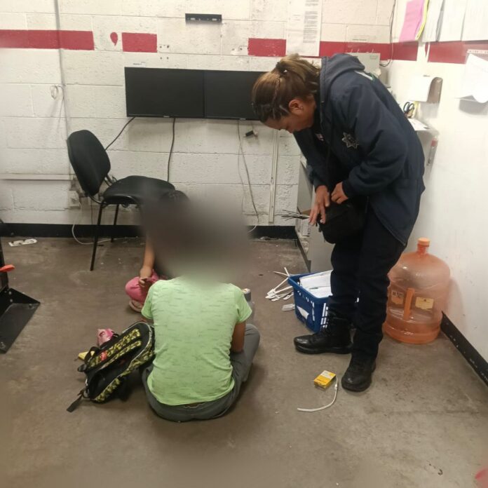 Hermanos de 9 y 11 años son localizados dentro de una tienda tras escapar de casa para evitar ir a la escuela