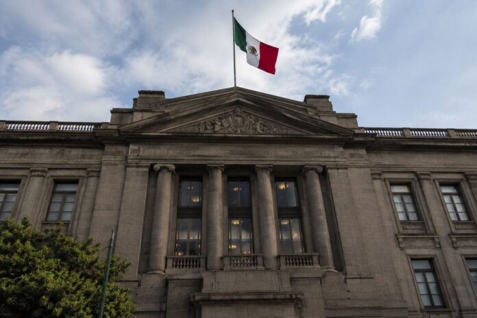 SCJN avala que Profeco intervenga en reclamaciones contra escuelas privadas scjn-avala-que-profeco-intervenga-en-reclamaciones-contra-escuelas-privadas SCJN, Profeco, escuelas privadas, Ley Federal de Protección al Consumidor, reembolso escolar, derechos del consumidor, instituciones educativas privadas, protección al consumidor, educación privada, Suprema Corte La Suprema Corte de Justicia de la Nación (SCJN) determinó que las escuelas privadas pueden ser consideradas proveedoras de servicios y, por lo tanto, estar sujetas a la supervisión de la Procuraduría Federal del Consumidor (Profeco) cuando exista una relación de consumo con madres, padres o tutores. La resolución establece un precedente relevante para millones de familias mexicanas, al reconocer que las instituciones educativas particulares que ofrecen de manera habitual servicios educativos a cambio de una contraprestación económica pueden ser objeto de reclamaciones ante la Profeco. El caso surgió por una solicitud de reembolso escolar El asunto se originó a partir de la reclamación presentada por un padre de familia que solicitó a una institución educativa privada la devolución de recursos pagados por útiles escolares y gastos generales, luego de informar que sus hijos ya no cursarían el siguiente ciclo escolar. La escuela no acudió a la audiencia de conciliación convocada por la Profeco, lo que derivó en la imposición de una multa y el inicio de un procedimiento por posibles infracciones. La institución argumentó que la autoridad no tenía facultades para intervenir, al sostener que operaba como una sociedad civil, prestaba un servicio profesional educativo y no realizaba actividades comerciales. La Corte reconoce una relación de consumo Sin embargo, el Tribunal Pleno concluyó que sí existía una relación de consumo entre ambas partes. La SCJN explicó que no es necesario que una institución sea considerada comerciante ni que tenga fines de especulación mercantil para ser catalogada como proveedora. Basta con que ofrezca bienes o servicios de manera habitual y que estos sean adquiridos por una persona como destinataria final. En este caso, la escuela ofrecía un servicio educativo de manera permanente a cambio de un pago, mientras que el padre de familia contrató dicho servicio para sus hijos. Profeco y autoridades educativas tienen competencias distintas La Suprema Corte también precisó que la regulación educativa y la protección de los derechos de los consumidores corresponden a ámbitos distintos. Las autoridades educativas mantienen la supervisión sobre aspectos académicos, como planes de estudio, autorizaciones y reconocimientos de validez oficial. En tanto, la Profeco conserva la facultad de intervenir en asuntos relacionados con contratos, cobros, devoluciones, publicidad y las condiciones económicas bajo las cuales se presta el servicio. Con esta resolución, el máximo tribunal del país fortalece los mecanismos de protección para las familias usuarias de servicios educativos privados y amplía el alcance de los derechos de las personas consumidoras en México.