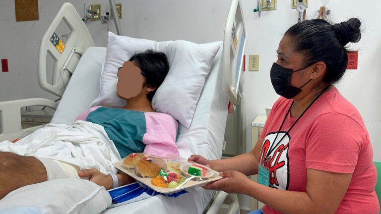 Hospital Pediátrico de Tacubaya lleva el ambiente del Mundial 2026 a niñas y niños hospitalizados con un menú saludable