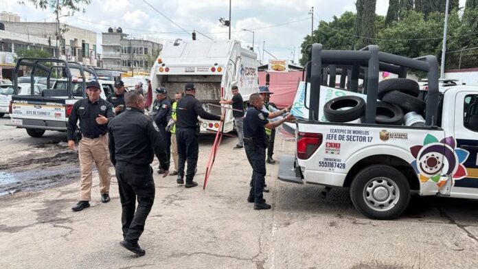 Retiran tres toneladas de objetos que obstruían calles y banquetas en Ecatepec