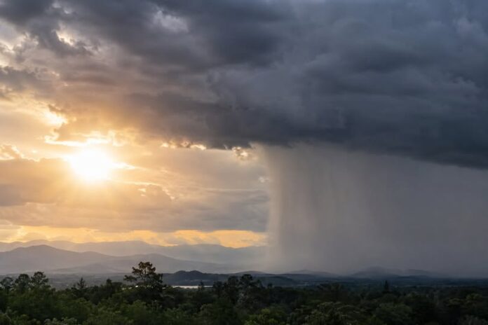 SMN prevé lluvias intensas en 14 estados y mantiene onda de calor en gran parte del país