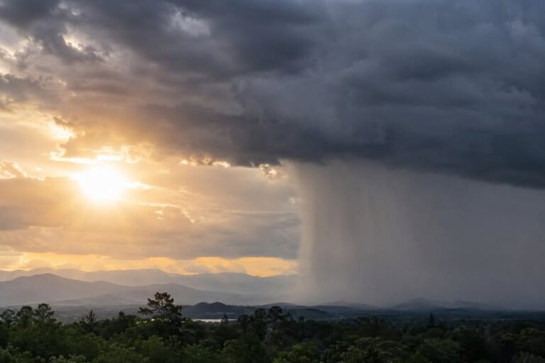 SMN prevé lluvias intensas en 14 estados y mantiene onda de calor en gran parte del país