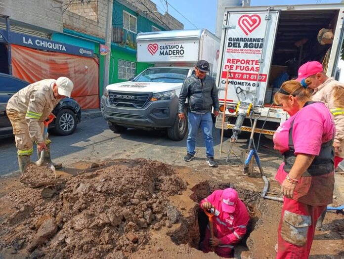 Reparan más de 400 fugas de agua en Cuautepec con equipos de atención inmediata