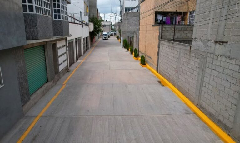 Obras de agua y pavimentación llegan a comunidad que esperó más de una década en Ecatepec