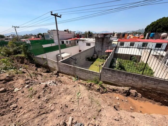 Fuga de agua destapa invasión de terrenos federales en Cuautitlán Izcalli; viviendas fueron construidas en derecho de vía de la CFE