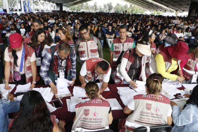 Universitarios de la CDMX recibirán apoyo durante toda su carrera; Brugada amplía programa de becas