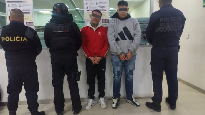 Detienen a dos motociclistas con presunta cocaína tras persecución en Tlalnepantla