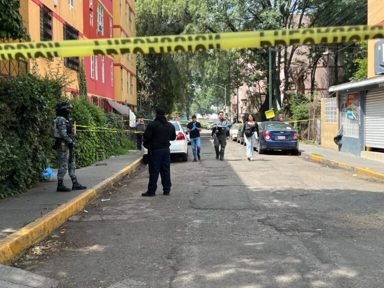 Autoridades resguardan zona tras fallecimiento de una adolescente en límites de Tlalnepantla y CDMX Autoridades resguardan zona tras fallecimiento de una adolescente en límites de Tlalnepantla y CDMX