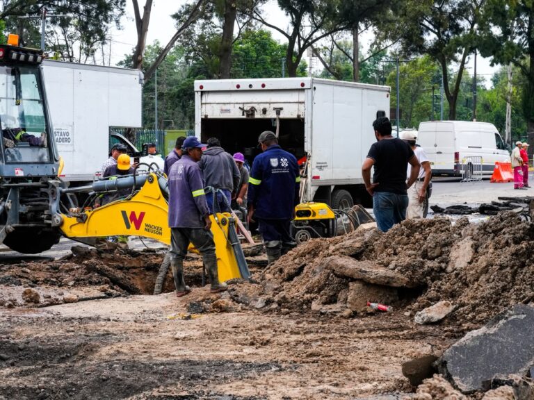 Avanza al 50 % reparación de fuga de agua en San Juan de Aragón; descartan socavón Avanza al 50 % reparación de fuga de agua en San Juan de Aragón; descartan socavón