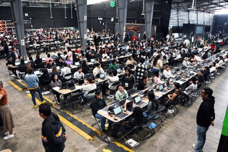 Más de 42 mil aspirantes van por un lugar en la UNAM; examen presencial se realiza bajo vigilancia de notario y auditores