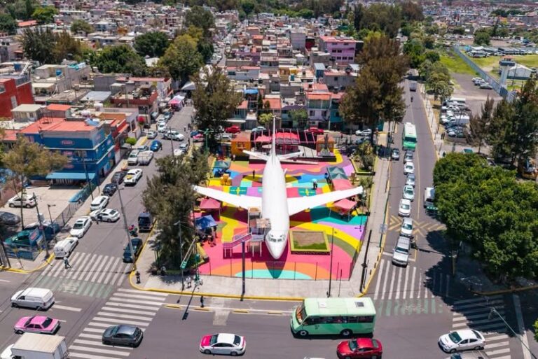 Rehabilitan en Iztapalapa el “Avión Biblioteca Guelatao” Rehabilitan en Iztapalapa el “Avión Biblioteca Guelatao”