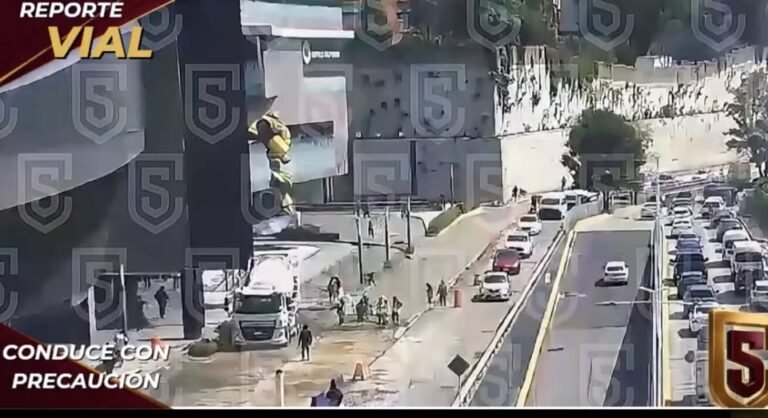 Estructura metálica cae sobre camioneta frente a Paseo Interlomas; muere una mujer
