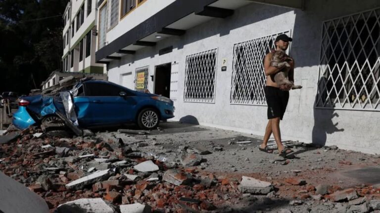 Terremoto de magnitud 7.4 sacude Colombia; deja al menos 20 muertos y severos daños Terremoto de magnitud 7.4 sacude Colombia; deja al menos 20 muertos y severos daños
