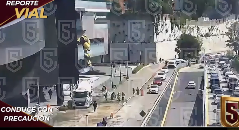Estructura metálica cae sobre camioneta frente a Paseo Interlomas; muere una mujer
