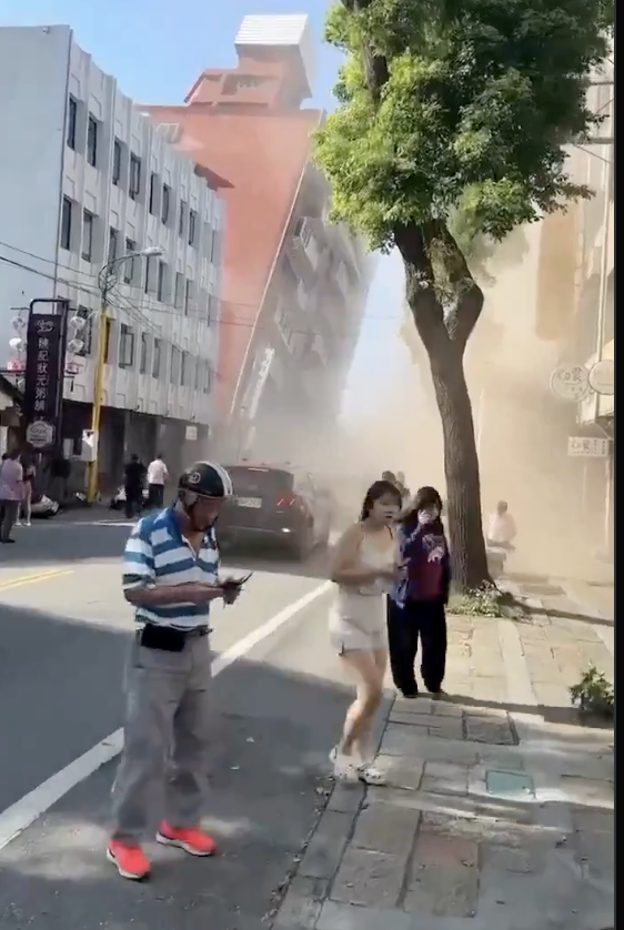 Sismo de magnitud 7.7 sacude Indonesia; deja al menos dos muertos y provoca alerta de tsunami