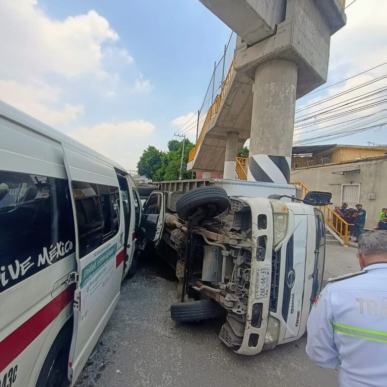 Vuelca camión de carga y choca con unidad de transporte público en la México-Pachuca; 13 personas resultan lesionadas Vuelca camión de carga y choca con unidad de transporte público en la México-Pachuca; 13 personas resultan lesionadas