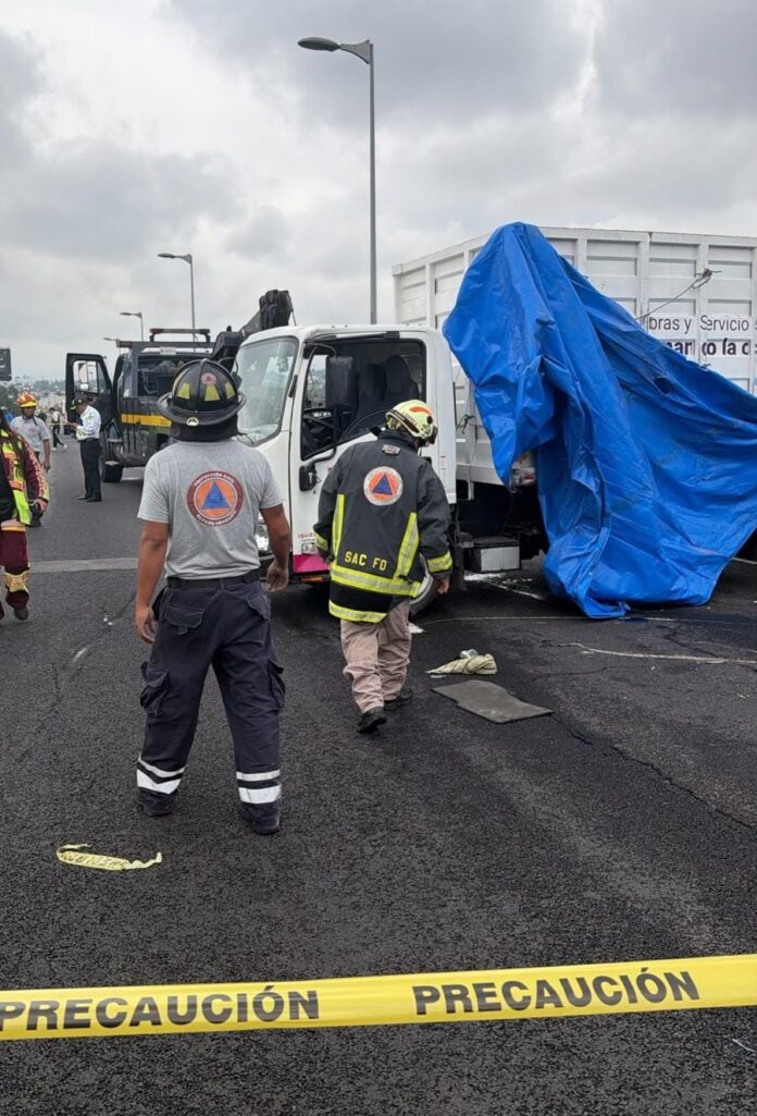 Vuelca camioneta de limpia en segundo piso de Periférico; 16 trabajadores resultan lesionados