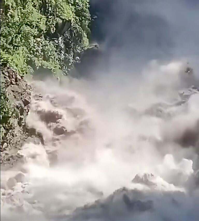 Avalancha glaciar devasta frontera de China y Nepal; cientos mueren y más de mil siguen desaparecidos