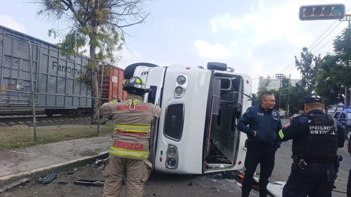 Vuelca autobús de la Ruta 18 en Vía Morelos; deja dos mujeres lesionadas