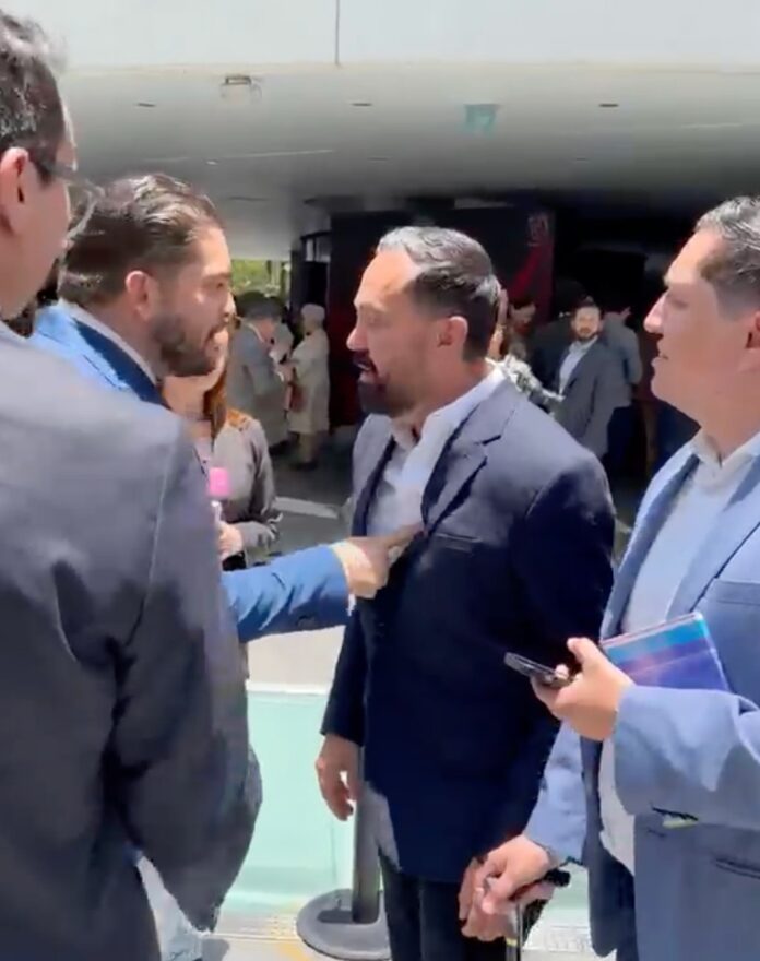 Diputados de Morena y PRI pasan de los insultos a los empujones en el Senado