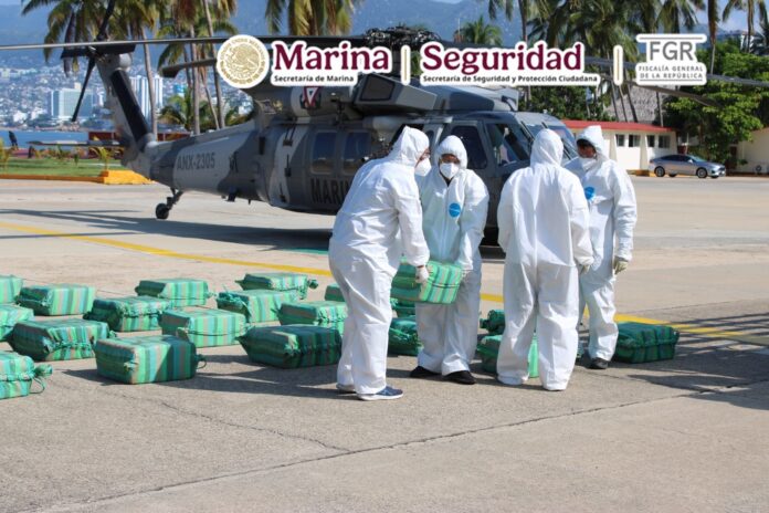 Marina asegura 1.9 toneladas de presunta cocaína frente a costas de Guerrero; detienen a dos