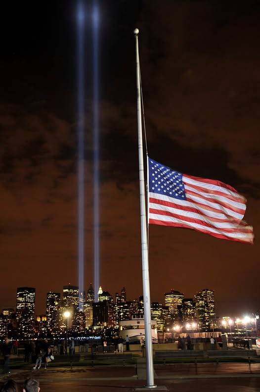 Siete silencios y 2 mil 983 nombres: Estados Unidos conmemora 25 años del 11-S