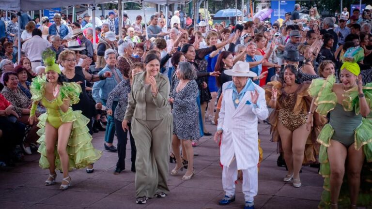 Mil adultos mayores celebran con música y danzón en Azcapotzalco