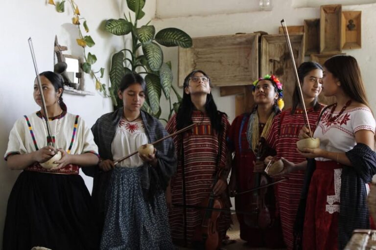 Violinistas indígenas de Oaxaca llevarán tres estrenos mundiales a Bellas Artes