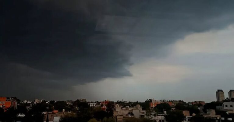 Lluvias dejan más de 200 viviendas afectadas en Tláhuac e Iztapalapa; tormenta frena vuelos en el AICM