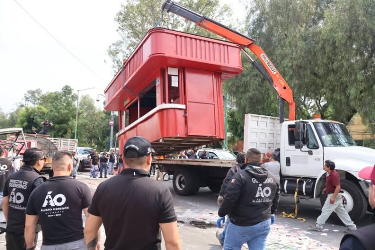 Liberan vía pública en Jardines del Pedregal; retiran dos kioscos instalados desde hace años Liberan vía pública en Jardines del Pedregal; retiran dos kioscos instalados desde hace años