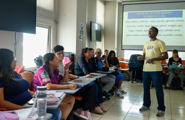 Primera generación concluye los cuatro niveles de francés en la Escuela de Idiomas de Nezahualcóyotl