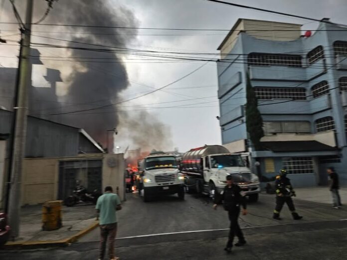 Muere bombero durante operativo por incendio en Quimitec; tres trabajadores sufren quemaduras