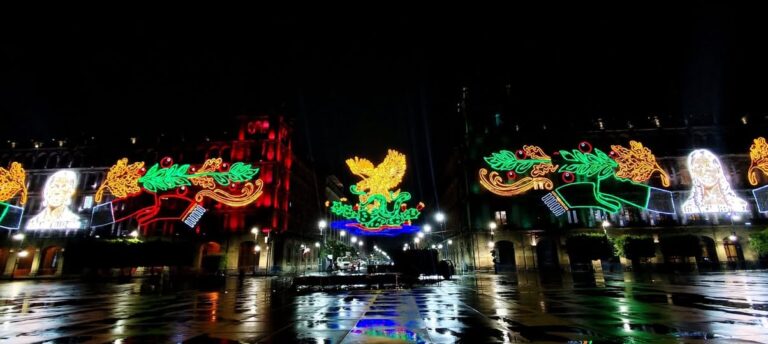 Zócalo capitalino se ilumina en homenaje a las mujeres de la Independencia