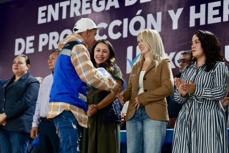 Huixquilucan entrega más de 8 mil 600 uniformes y herramientas a trabajadores municipales