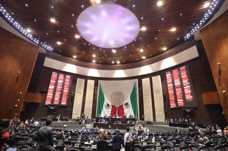 “La UNAM es el corazón intelectual de toda una nación”: Cámara de Diputados inscribe sus 475 años en letras de oro