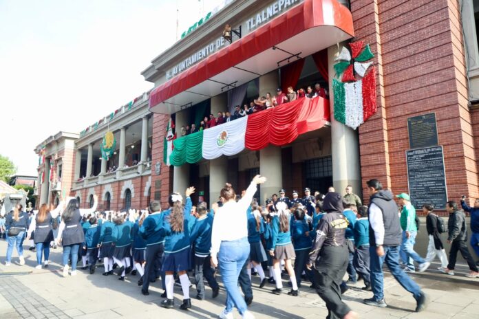 Desfile patrio reúne a 3 mil 510 participantes en Tlalnepantla; reportan saldo blanco