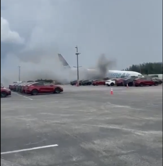 Avión de carga operado para Amazon se sale de la pista en Miami; mueren cinco personas