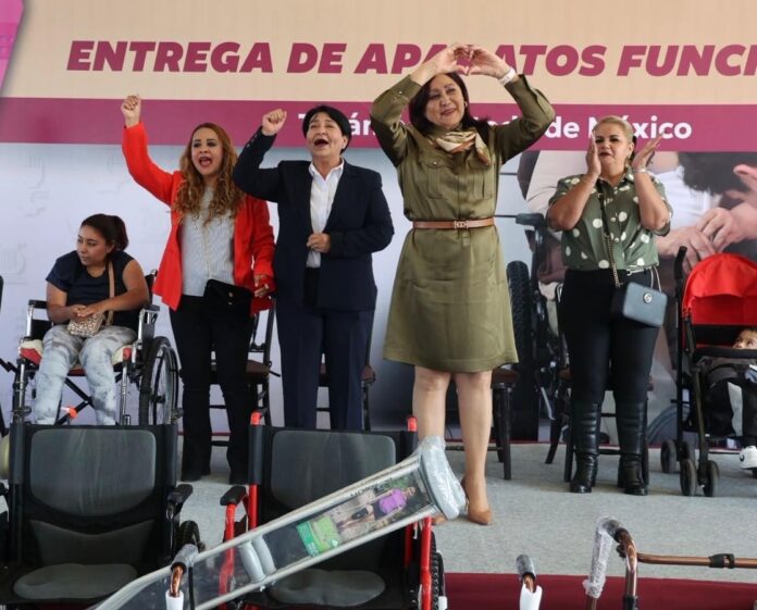 Entregan 135 aparatos de movilidad a habitantes de Tecámac