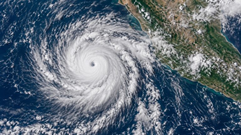 Huracán Polo se fortalece frente al Pacífico; alertan por lluvias, oleaje y deslaves en cuatro estados Huracán Polo se fortalece frente al Pacífico; alertan por lluvias, oleaje y deslaves en cuatro estados