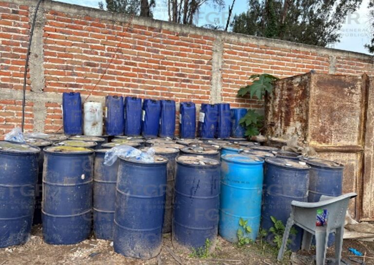 Aseguran 51 recipientes con líquidos por identificar tras cateo en Tlajomulco